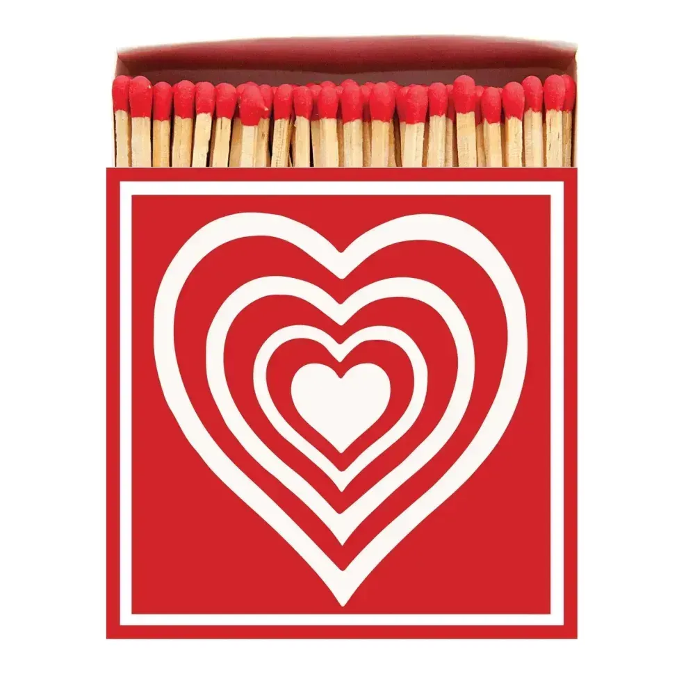 Boîte d'allumettes avec une boîte rouge et un motif de cœur blanc imbriqué.