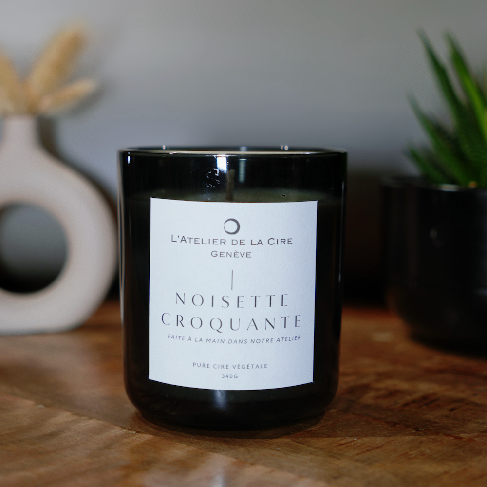 Bougie noire avec étiquette blanche indiquant 