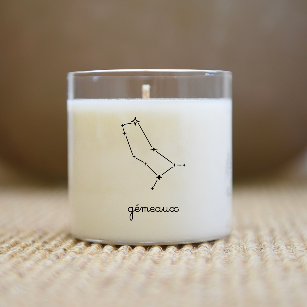 Bougie dans un verre avec graphique de la constellation des Gémeaux et mot français 