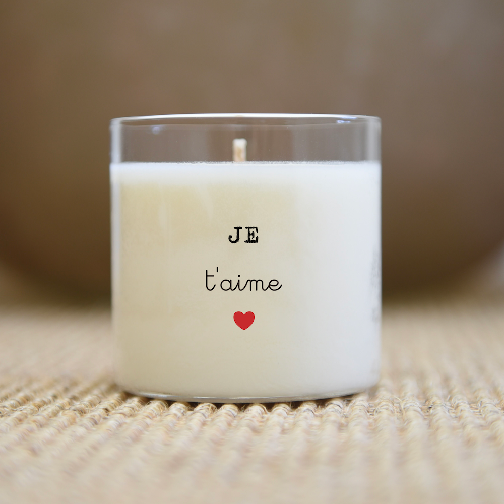 Bougie blanche dans un pot en verre avec 