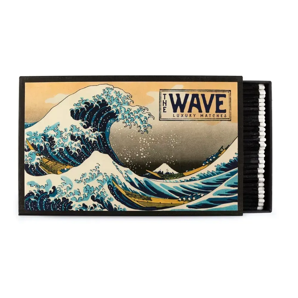 Boîte d'allumettes à pointe noire avec une illustration de « La Grande Vague de Kanagawa » d'Hokusai.