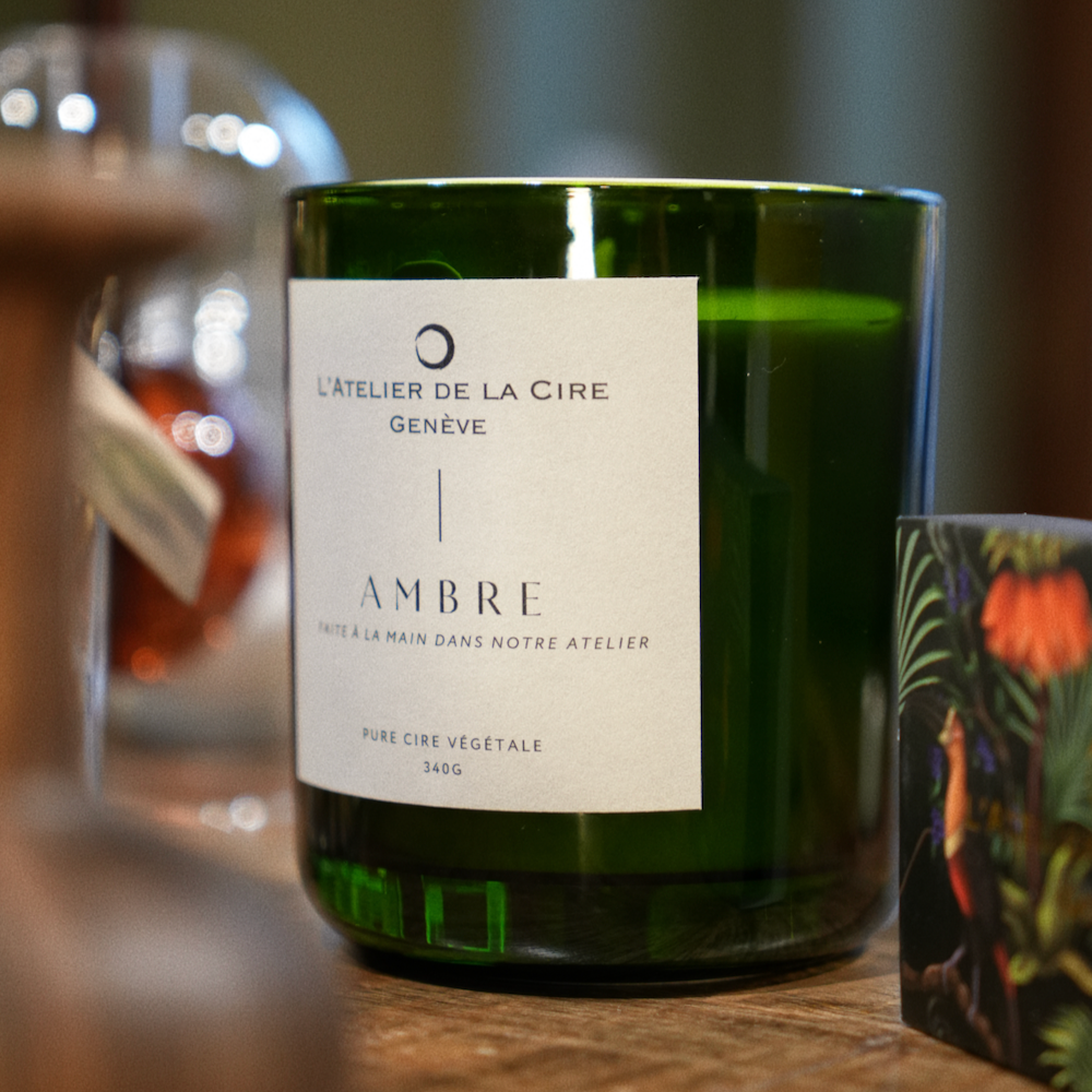 Bougie verte avec étiquette blanche indiquant 