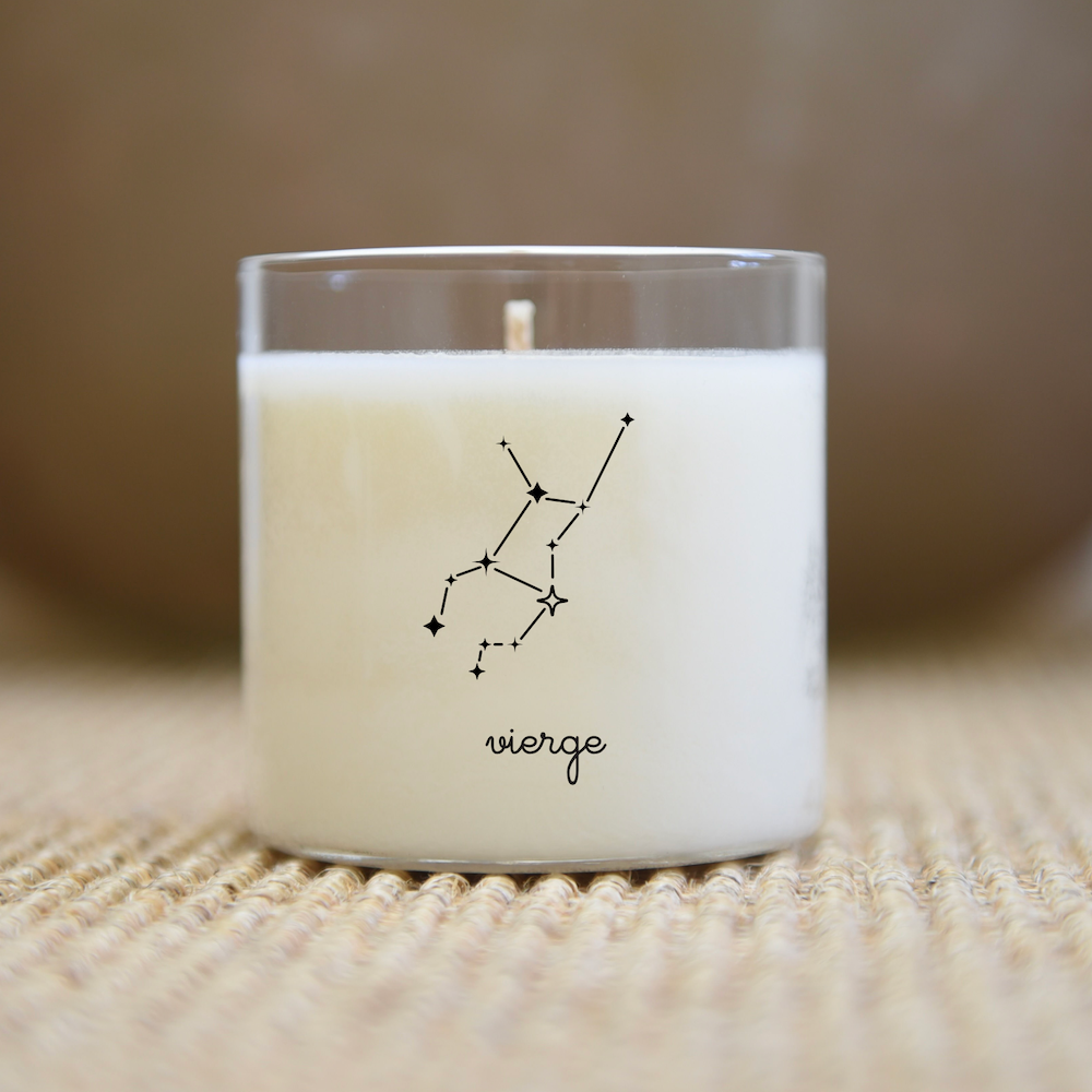 Bougie avec motif constellation de la Vierge sur fond neutre.