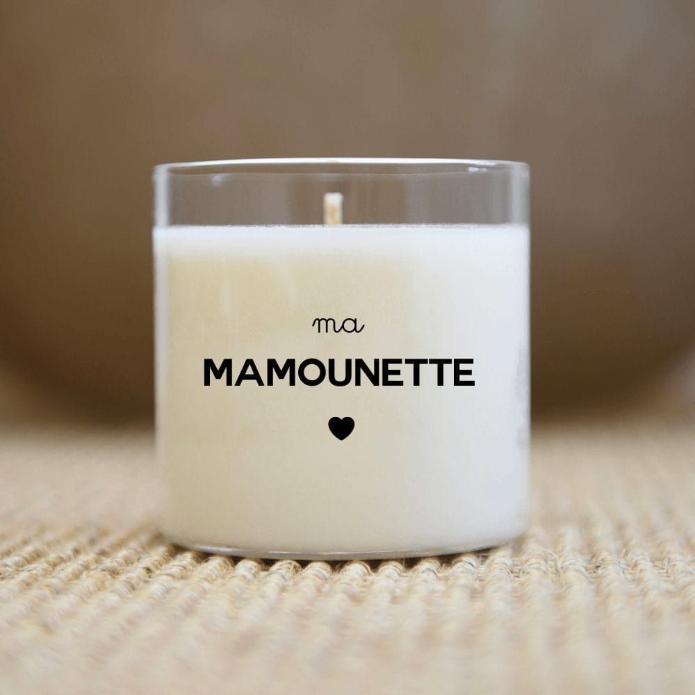 Bougie blanche dans un pot en verre avec 