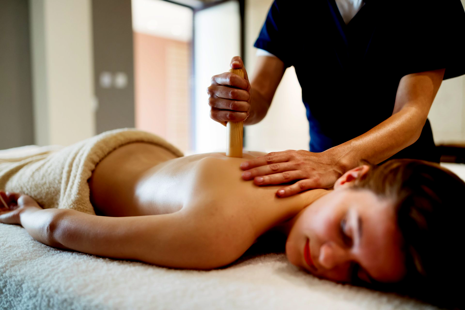 a man getting thai tok sen therapy