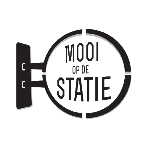 A black and white logo for mooi op de statie