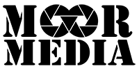 Een zwart-wit logo voor moor media met een cameralens.