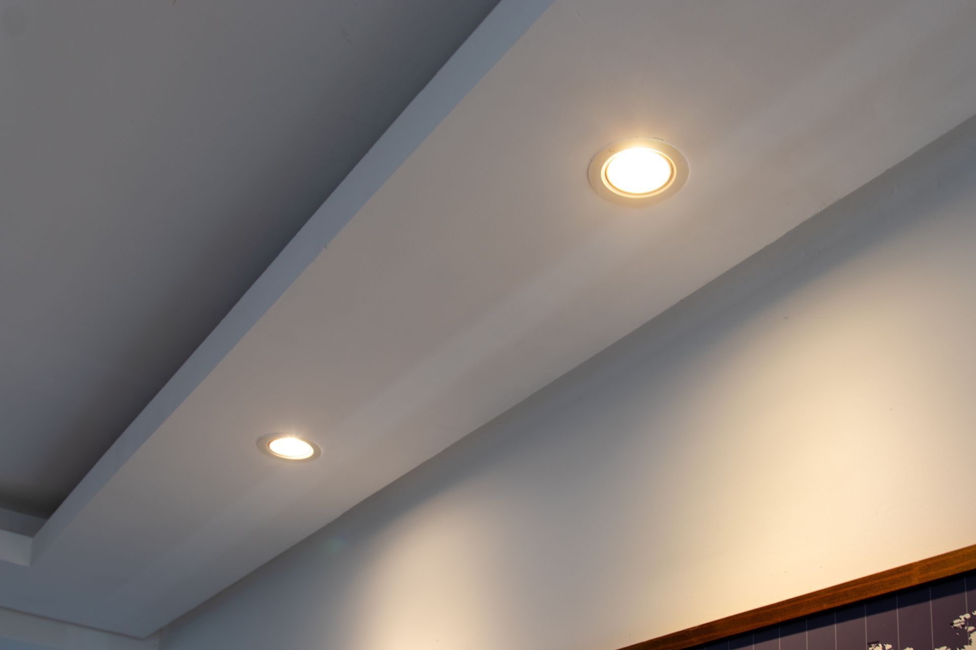 Ceiling with recessed lights in a light gray room