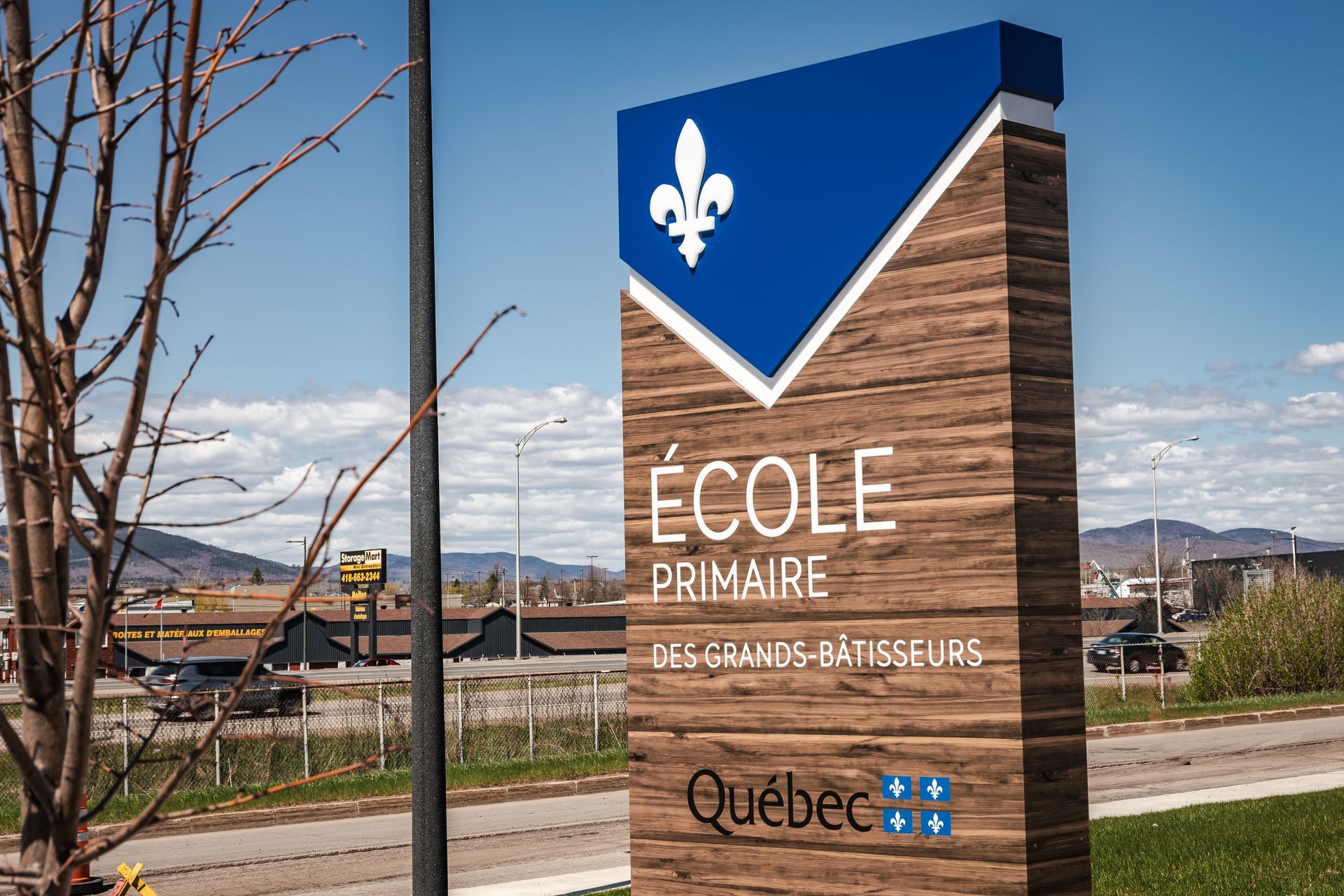 Sign for "École Primaire Des Géants-Bâtisseurs" with Quebec fleur-de-lis.