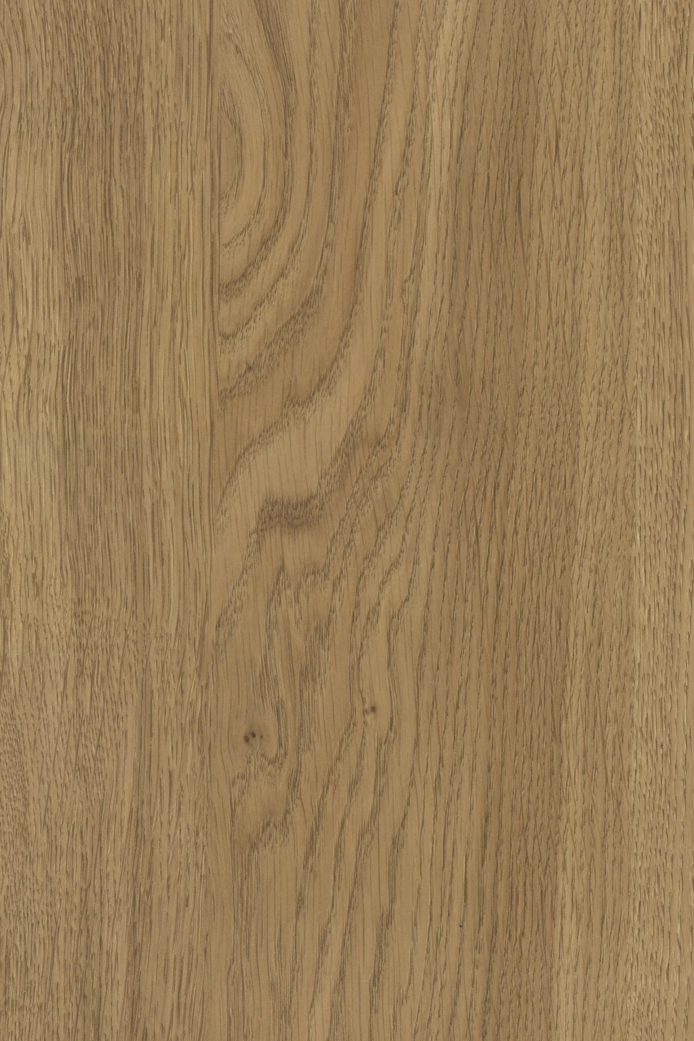 Gros plan sur la texture du grain du bois brun clair, avec des motifs tourbillonnants et des lignes verticales visibles.