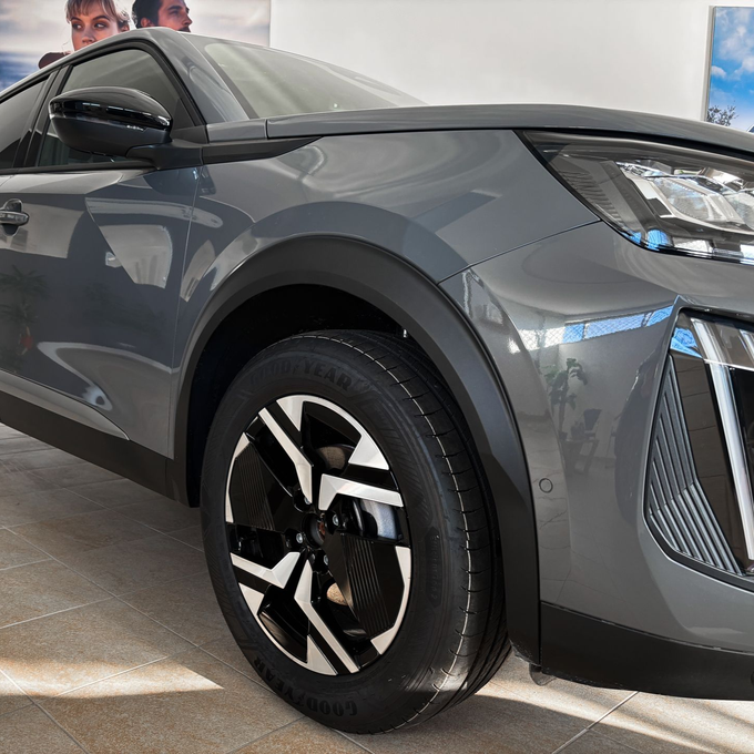 Interni di un'auto BMW con sedili in pelle nera, volante, cruscotto e console centrale visibili