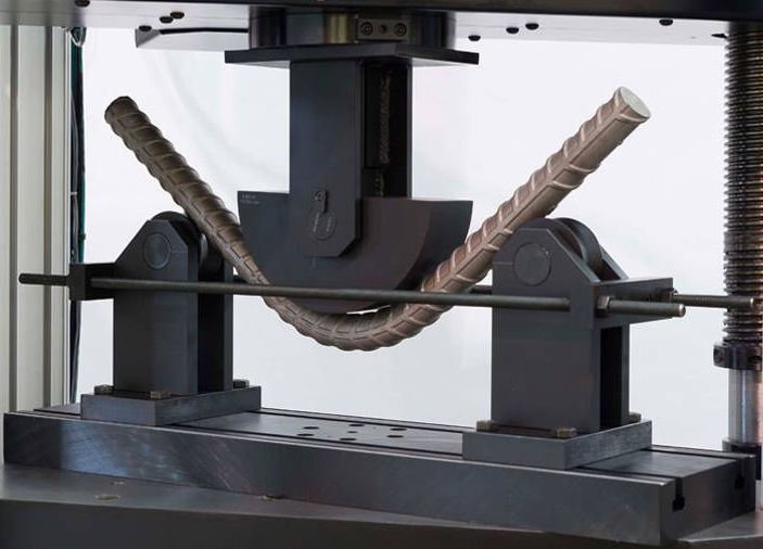 Se utiliza una máquina para doblar una barra de metal.
