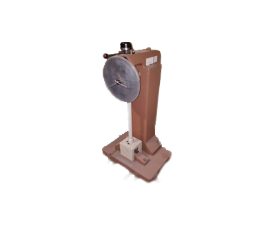 una máquina con un reloj está sobre un fondo blanco.