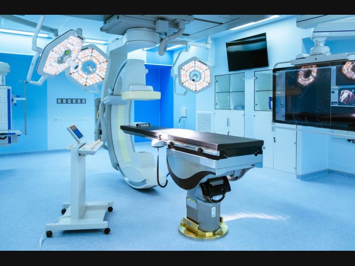 An operating room with a sign that says ' emergency room ' on it
