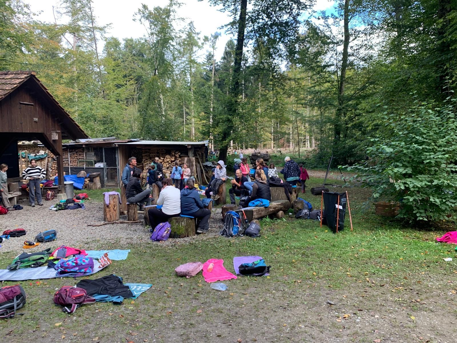 Herbstwanderung 2024
Am 24. September fand die alljährliche Herbstwanderung der Primarschulklassen und des Kindergartens von Langrickenbach statt, die wie immer ein besonderes Gemeinschaftserlebnis für alle Beteiligten war. In diesem Jahr führte der Weg durch den Güttingerwald, mit der Jagdhütte als gemeinsames Ziel. Das Wetter war perfekt für einen Herbstspaziergang. Die milden Temperaturen am Morgen sorgten für einen angenehmen Spaziergang. Die Sonnenstrahlen, die durch die Laubbäume hindurchschienen, boten eine malerische Kulisse.
An der Jagdhütte angekommen, versammelten sich die Kinder um die Feuerstelle, wo sie sich ihr mitgebrachtes Mittagessen schmecken liessen. Während die einen spielten, erforschten andere das Bachbett oder machten sich auf die Suche nach Tieren. Der Wald bot ausreichend Platz für die Kinder, sich auszutoben und die Umgebung zu erkunden. Es ergaben sich viele Gelegenheiten für Gespräche, gemeinsames Entdecken und die Stärkung des Zusammenhalts zwischen den verschiedenen Altersgruppen.
Obwohl die Rückreise anstrengend wurde, zeigten die Kinder grossen Durchhaltewillen. Nach diesem ereignisreichen Tag kehrten alle erschöpft, aber mit vielen neuen Eindrücken und Erinnerungen nach Hause. 