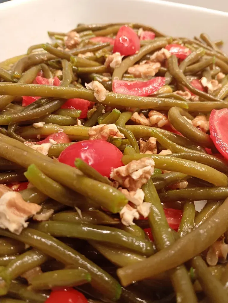 Insalata di fagiolini con pomodorini e noci.