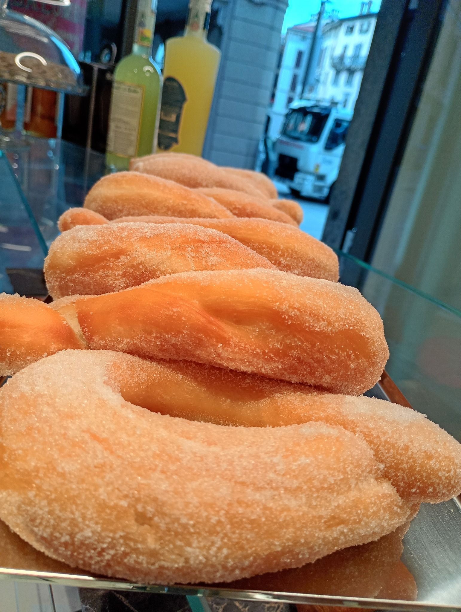 I pasticcini zuccherati disposti a forma di ferro di cavallo ed esposti su un bancone