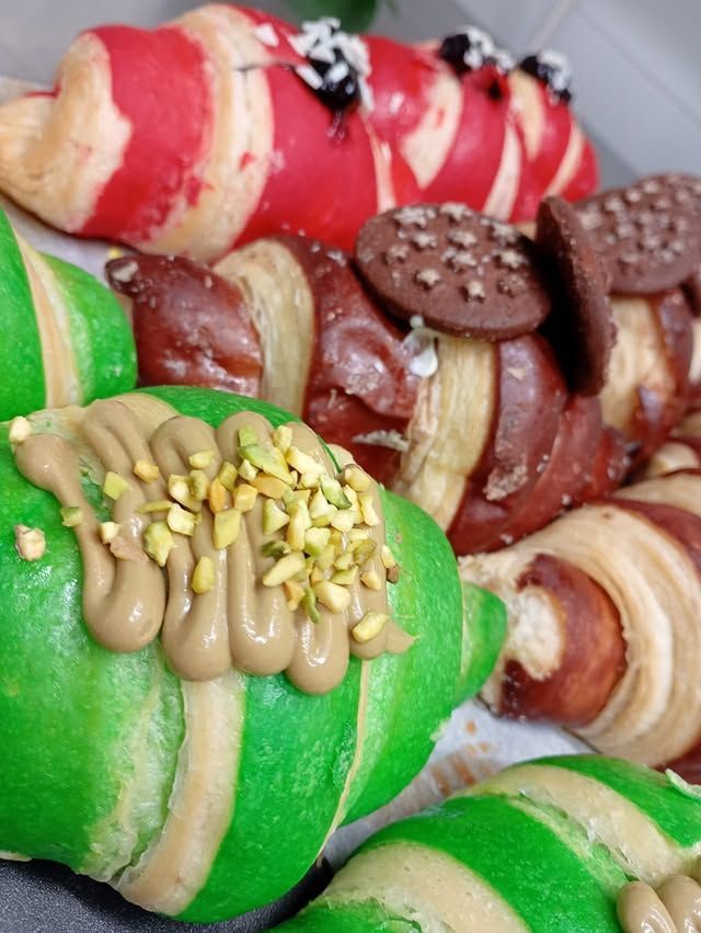 Primo piano di croissant colorati con diversi condimenti