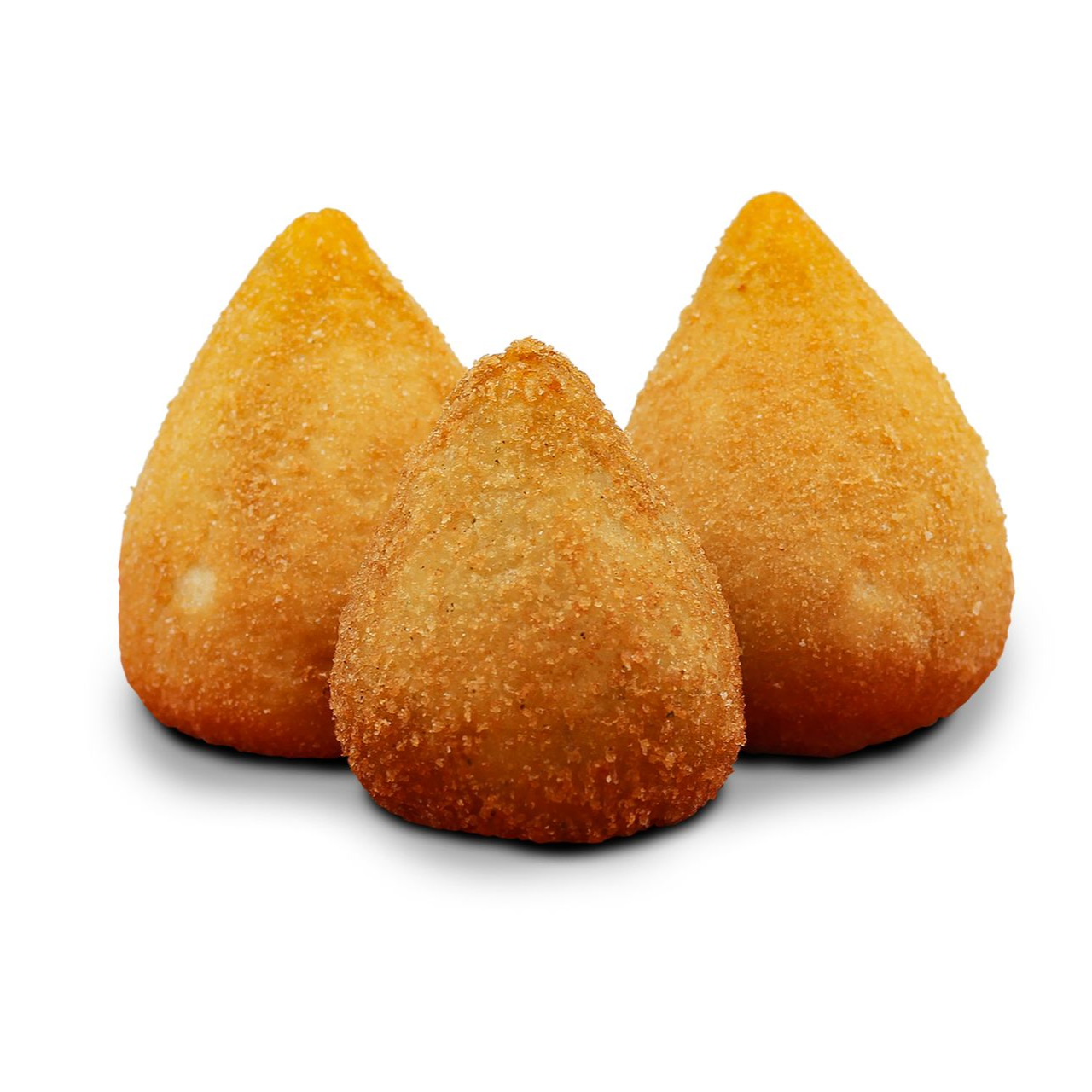 Tre arancini fritti, disposti una vicino all'altro su uno sfondo bianco.