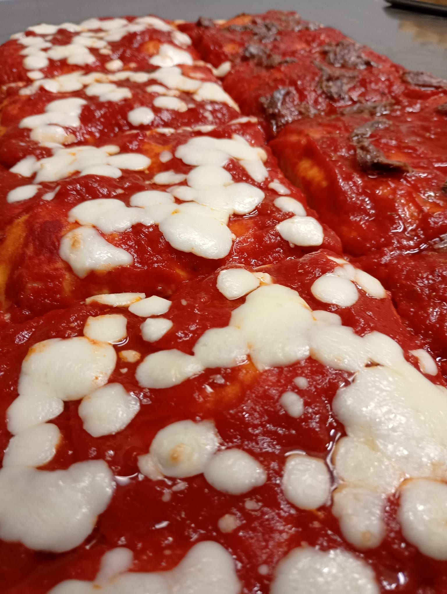 Pizza quadrata con salsa di pomodoro e mozzarella