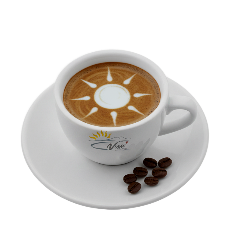 Caffè in una tazza bianca con piattino, decorato con un sole sulla schiuma e qualche chicco di caffè.