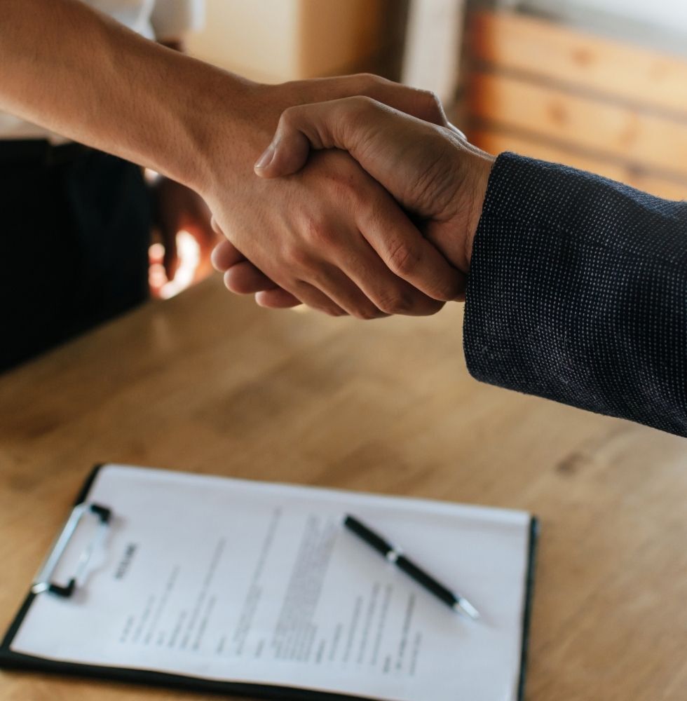 Stretta di mano tra notaio e cliente