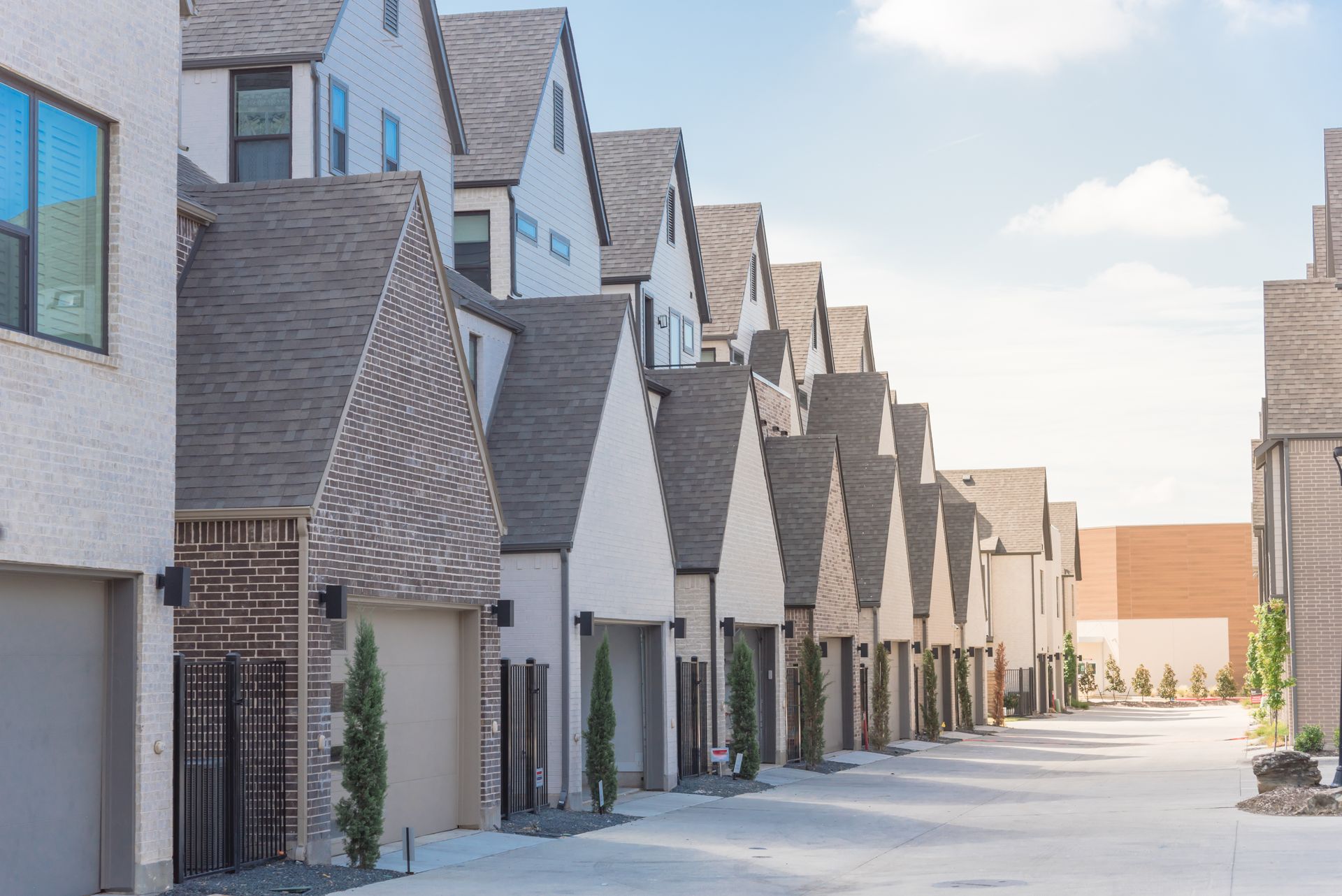 A row of houses are lined up in a residential neighborhood.