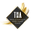 Logo van de winnaar van de THA Travel & Hospitality Award 2024/25 in zwart, goud en wit.