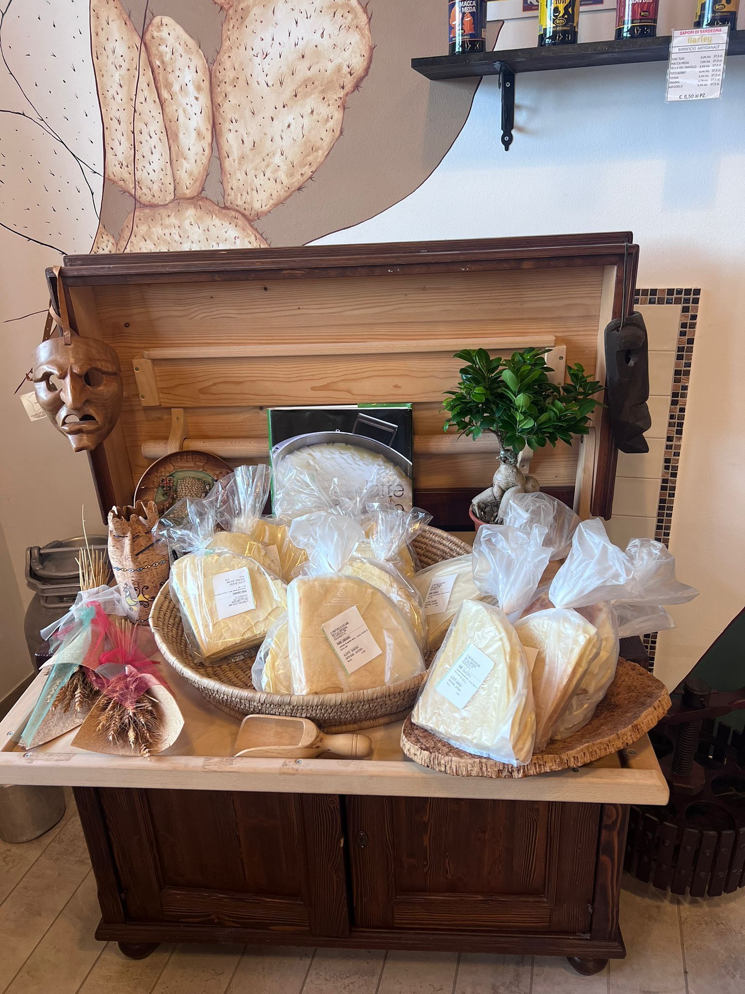 Un baule di legno pieno di formaggio e cracker su un tavolo.