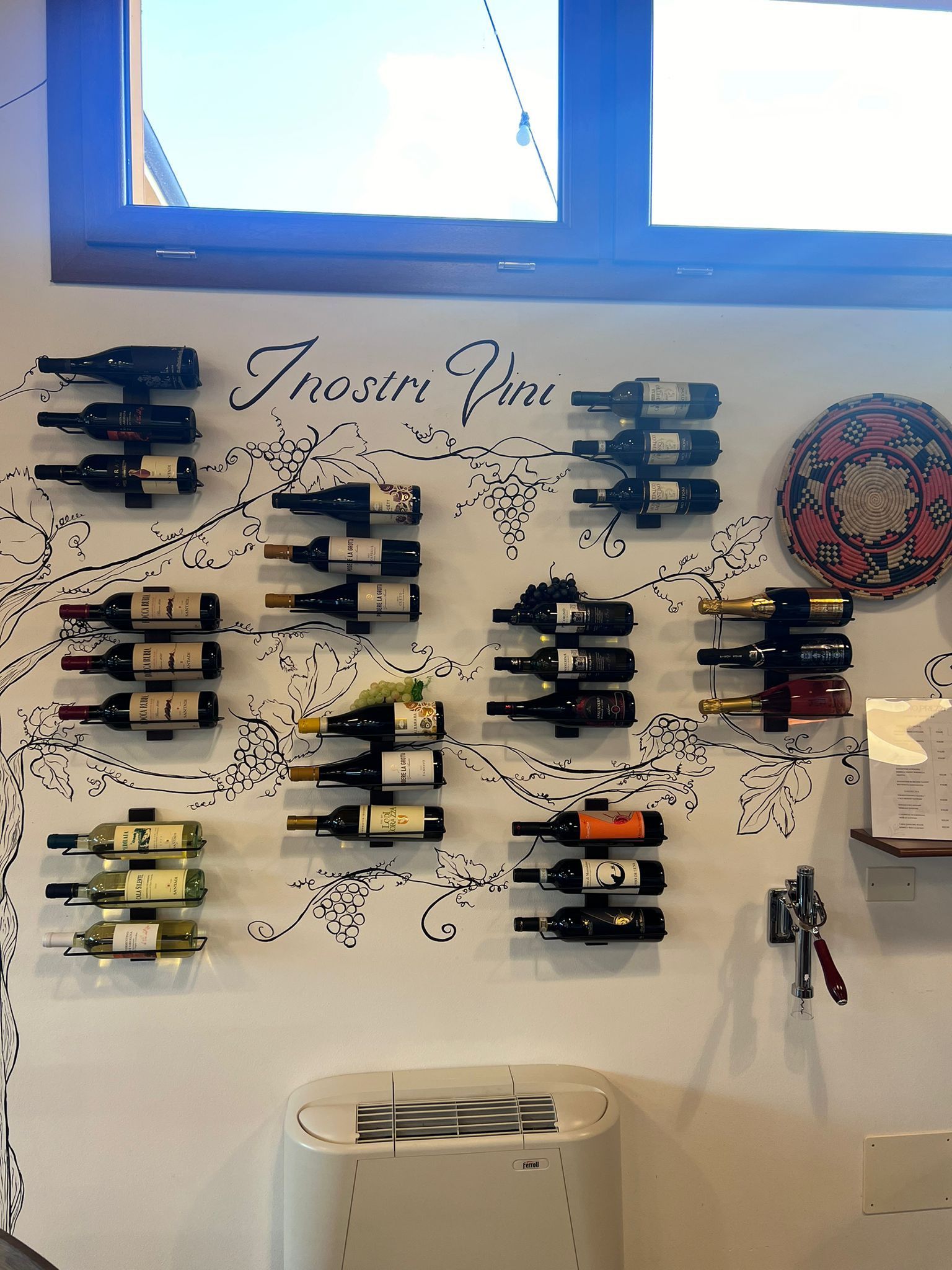Un muro con un sacco di bottiglie di vino sopra