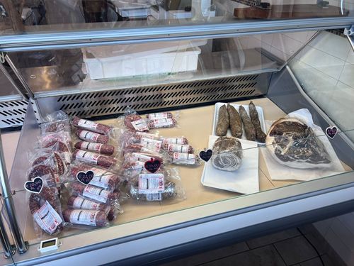 Una vetrina piena di vari tipi di carne e pane.