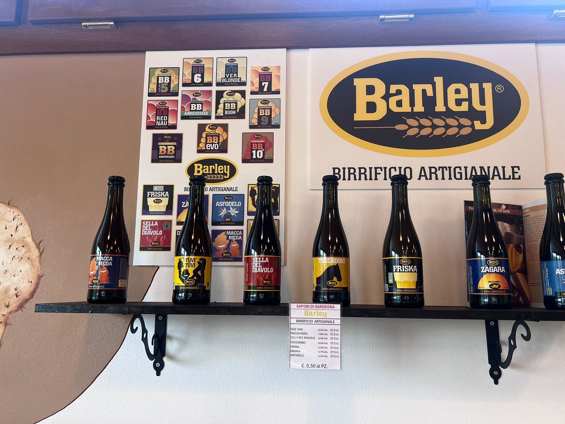 Bottiglie di birra d'orzo sono allineate su uno scaffale