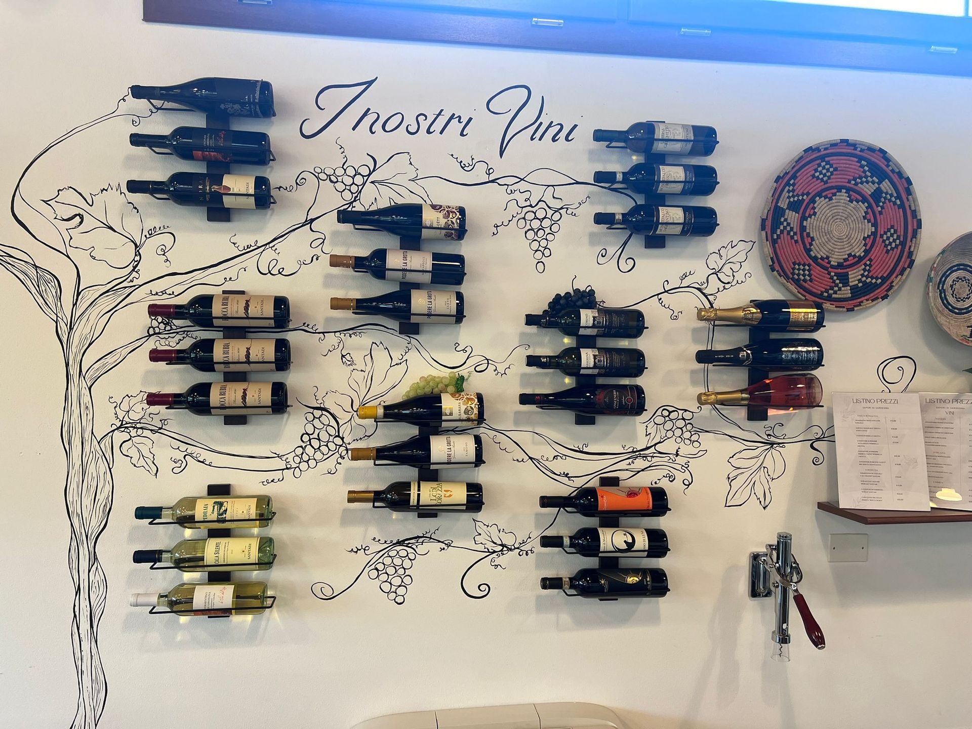 Un muro con un mucchio di bottiglie di vino sopra