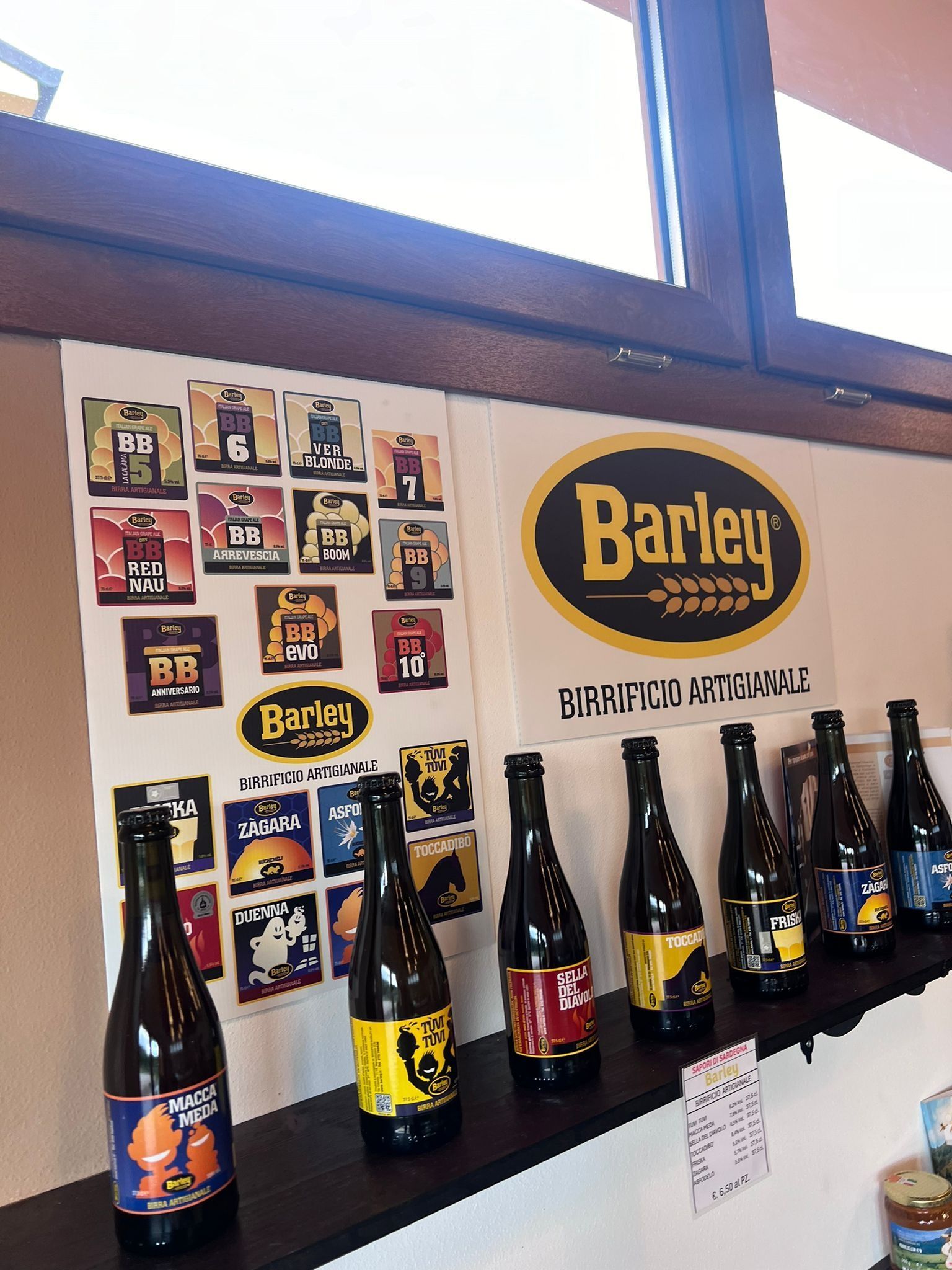 Bottiglie di birra d'orzo sono allineate su uno scaffale