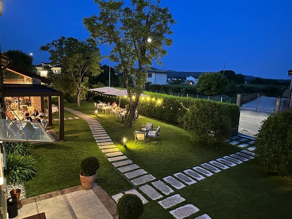 giardino estivo e ristorante di pesce