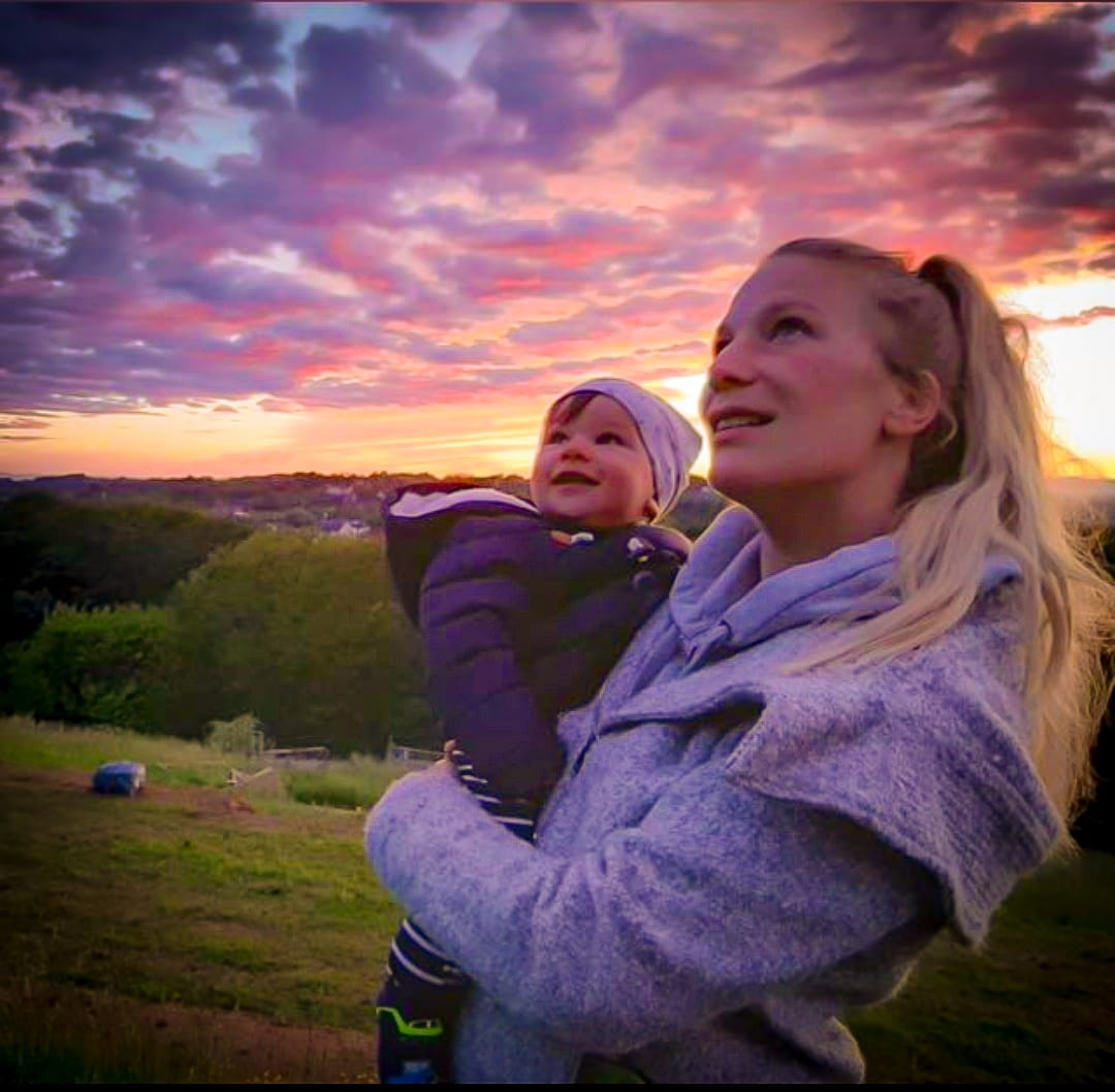 Elli mit Sohn im Sonnenuntergang