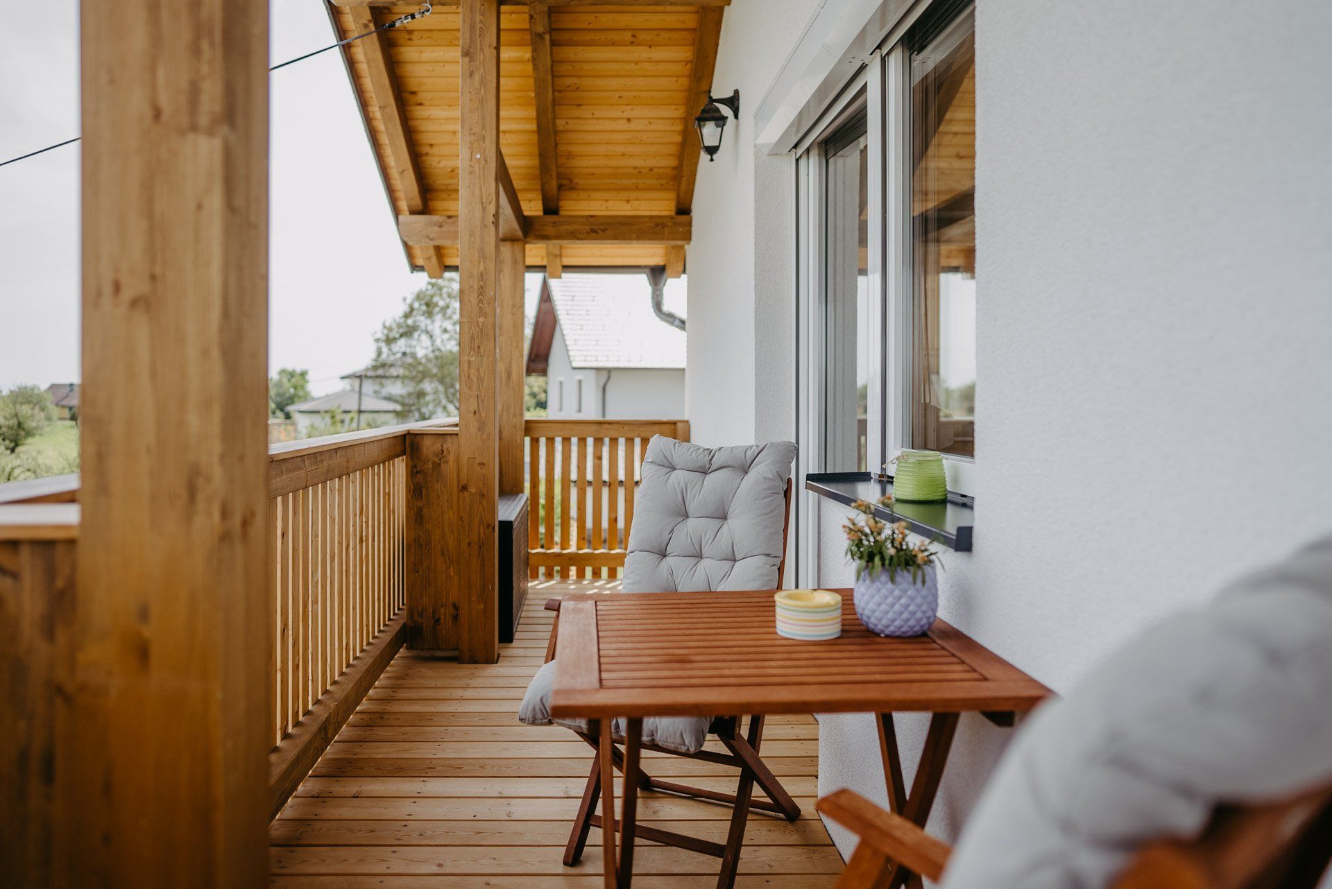 Terrasse mit Gartenmöbeln