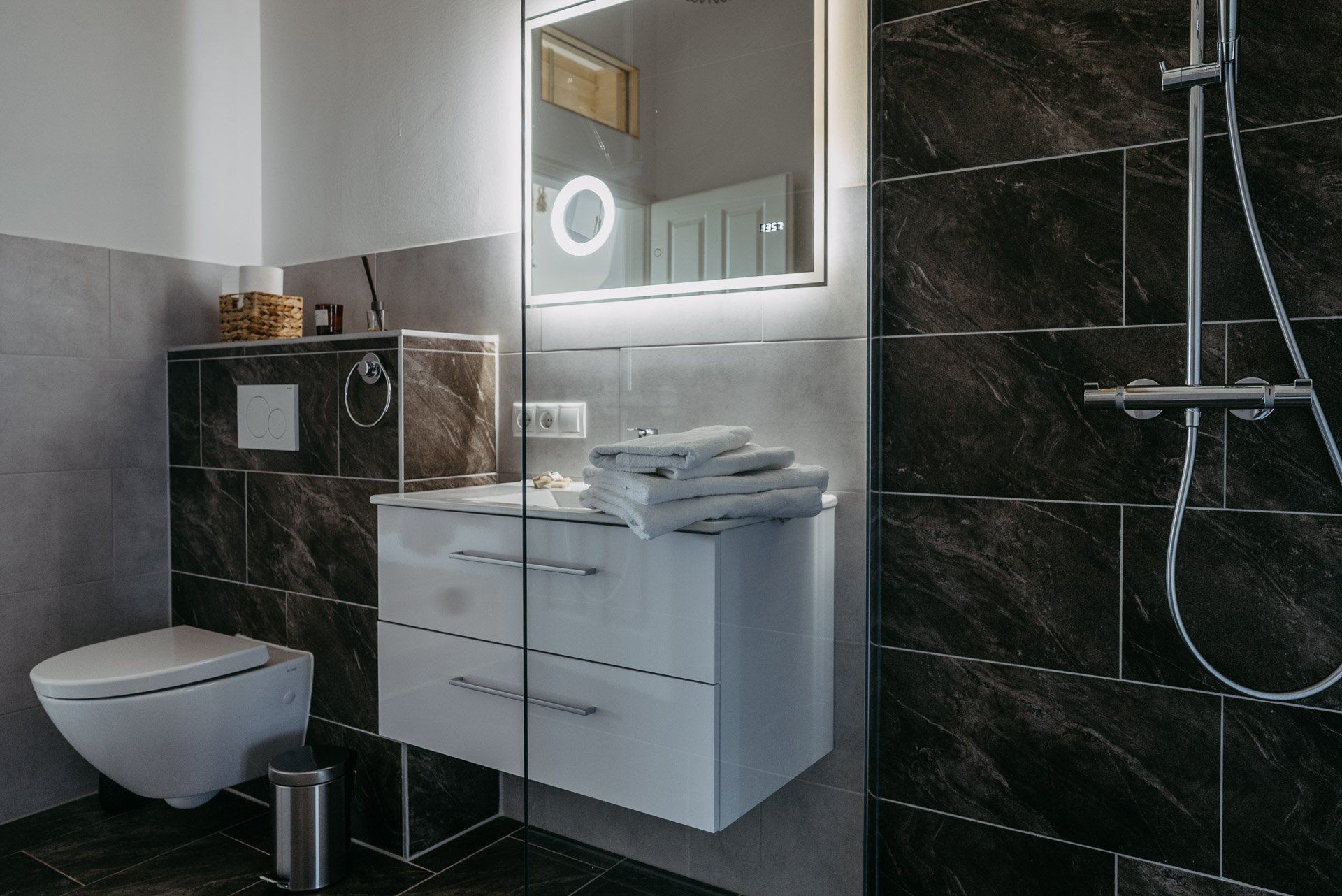 Badezimmer mit Glasdusche