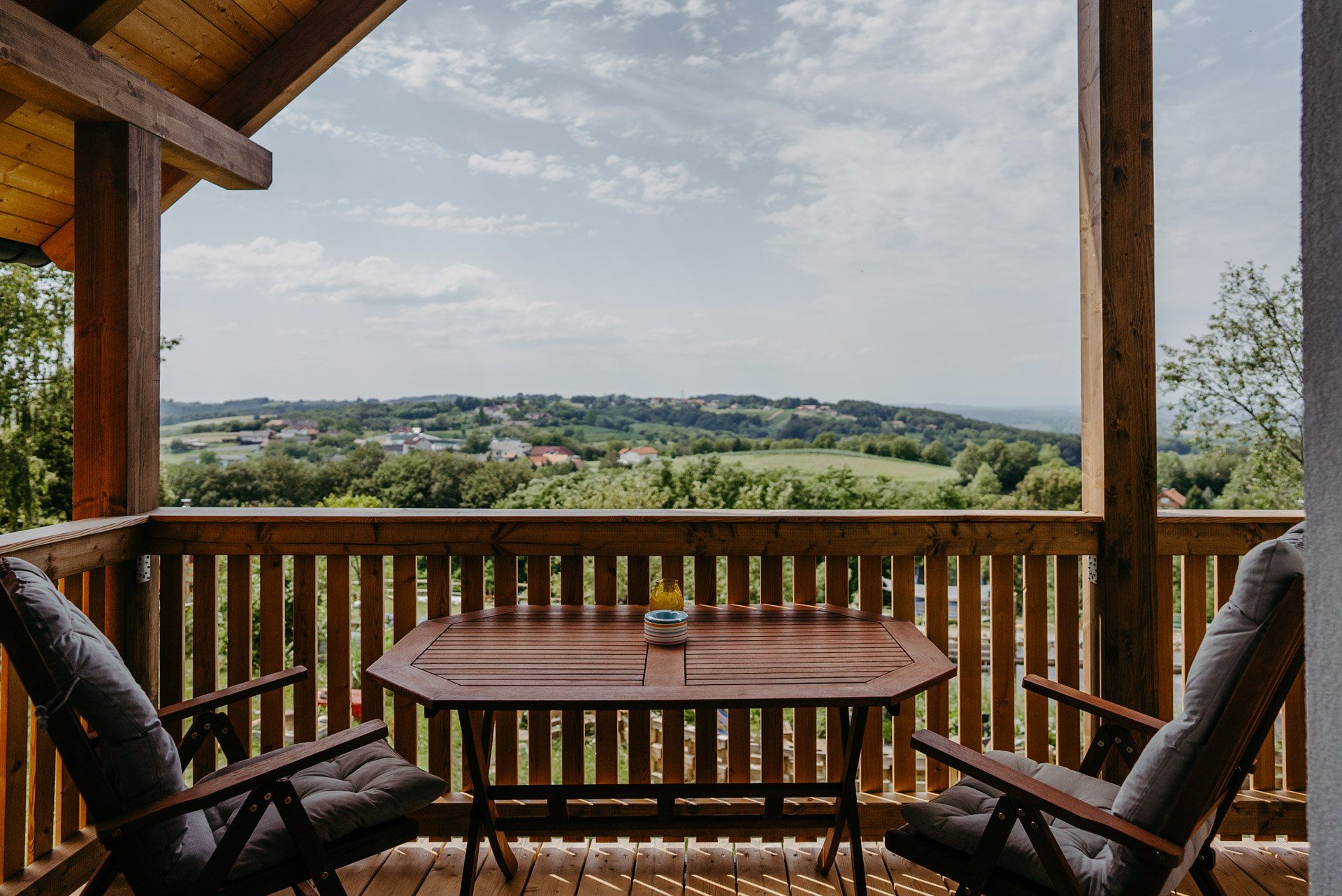 Gartenmöbel auf einer Terrasse