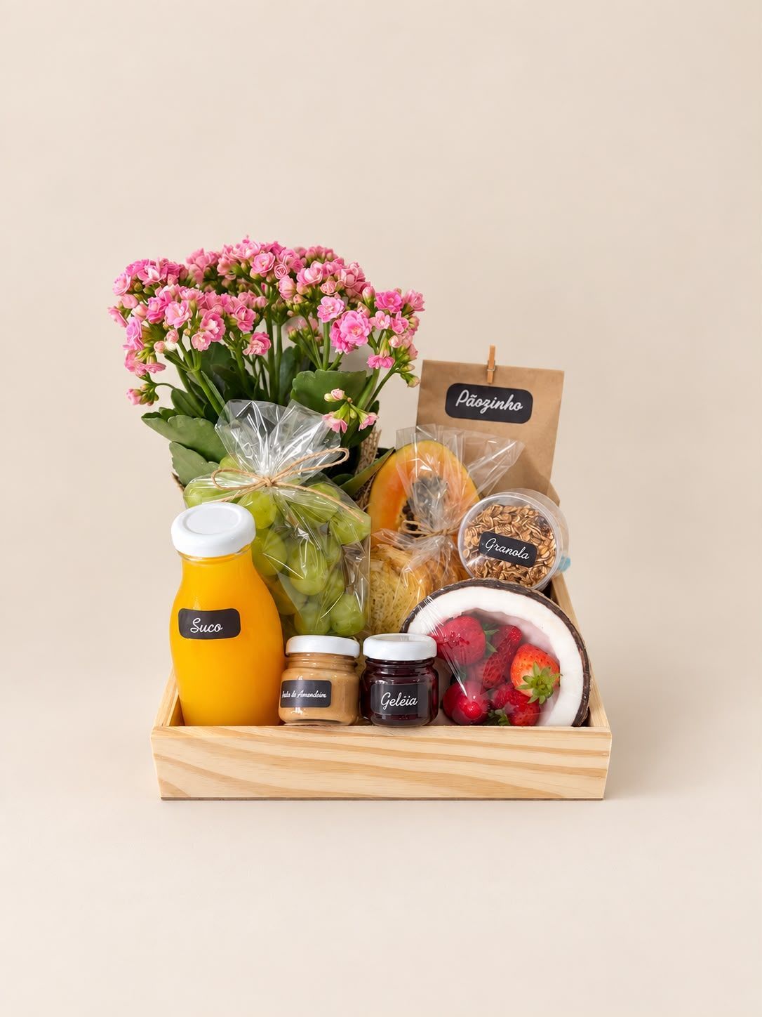 Cesta de presente com flores, frutas, suco, doces, geleia e pão em uma caixa de madeira