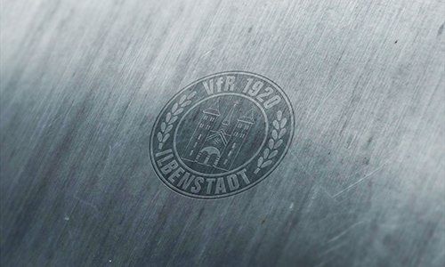 Eine Nahaufnahme einer Metalloberfläche mit einem Stempel darauf.