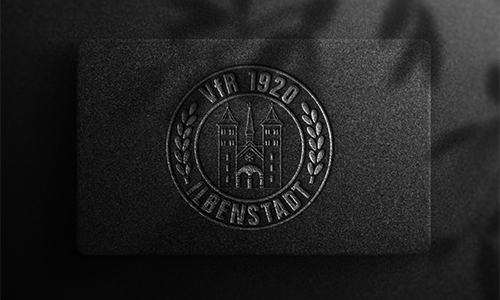 Ein Schwarzweißfoto eines Logos auf einer schwarzen Oberfläche.