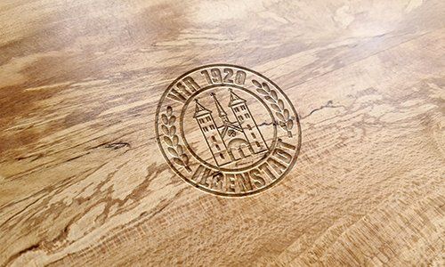 Ein Holztisch mit einem Stempel darauf, der 1920 sagt