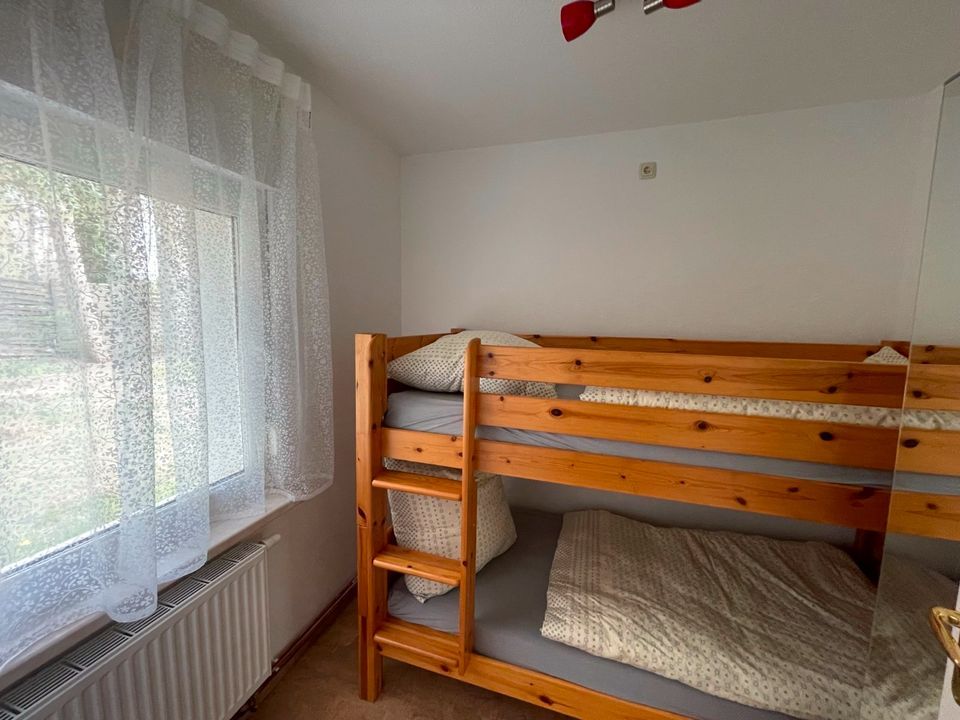 Ein Schlafzimmer mit Etagenbett und Fenster.