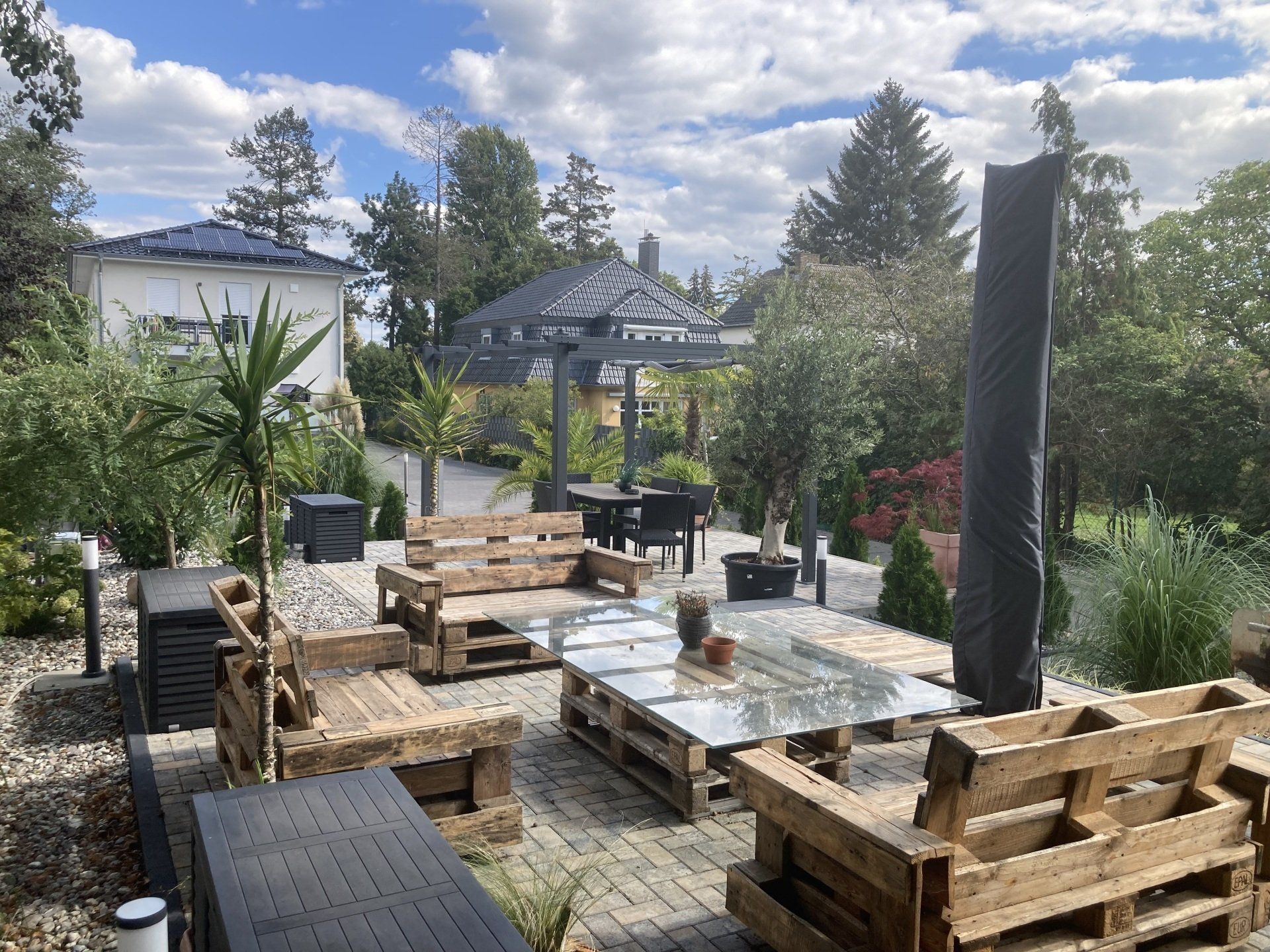 Eine Terrasse mit vielen Holzmöbeln aus Paletten.
