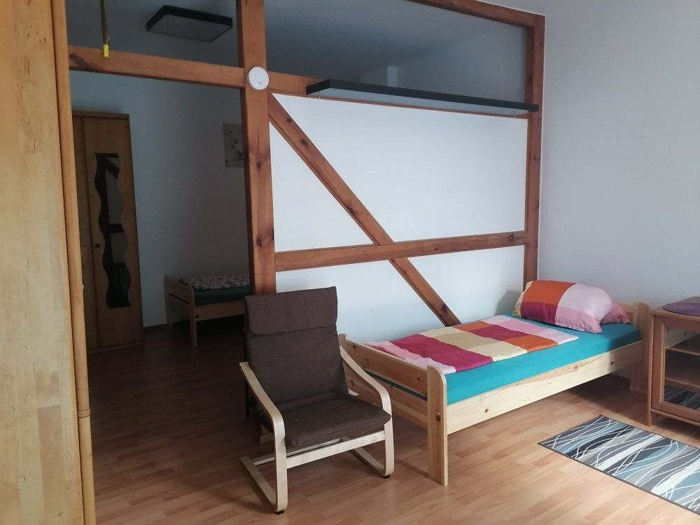 Ein Schlafzimmer mit einem Einzelbett und einem Sessel