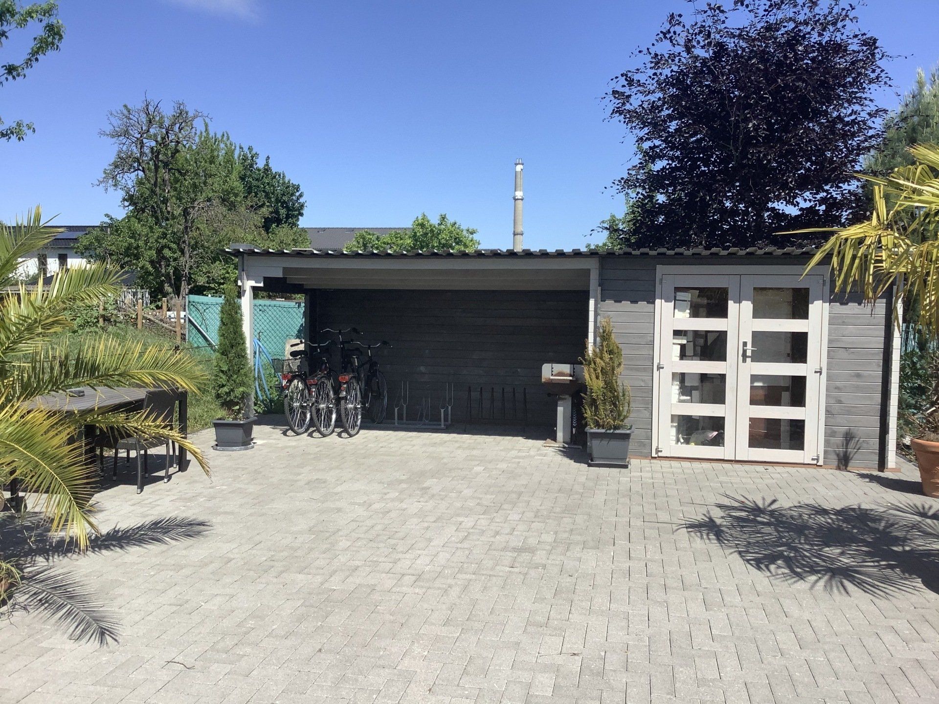 Ein Schuppen mit einem Tisch und Stühlen davor