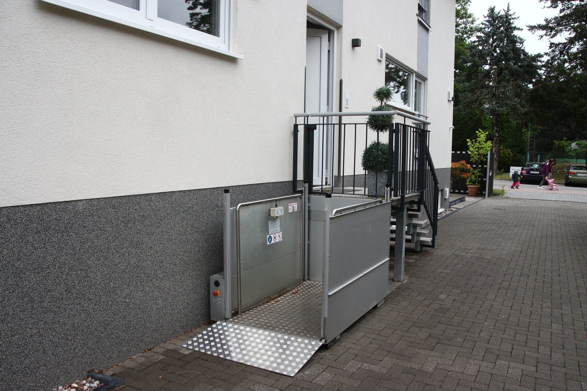 An der Seite eines Gebäudes ist ein Rollstuhllift angebracht