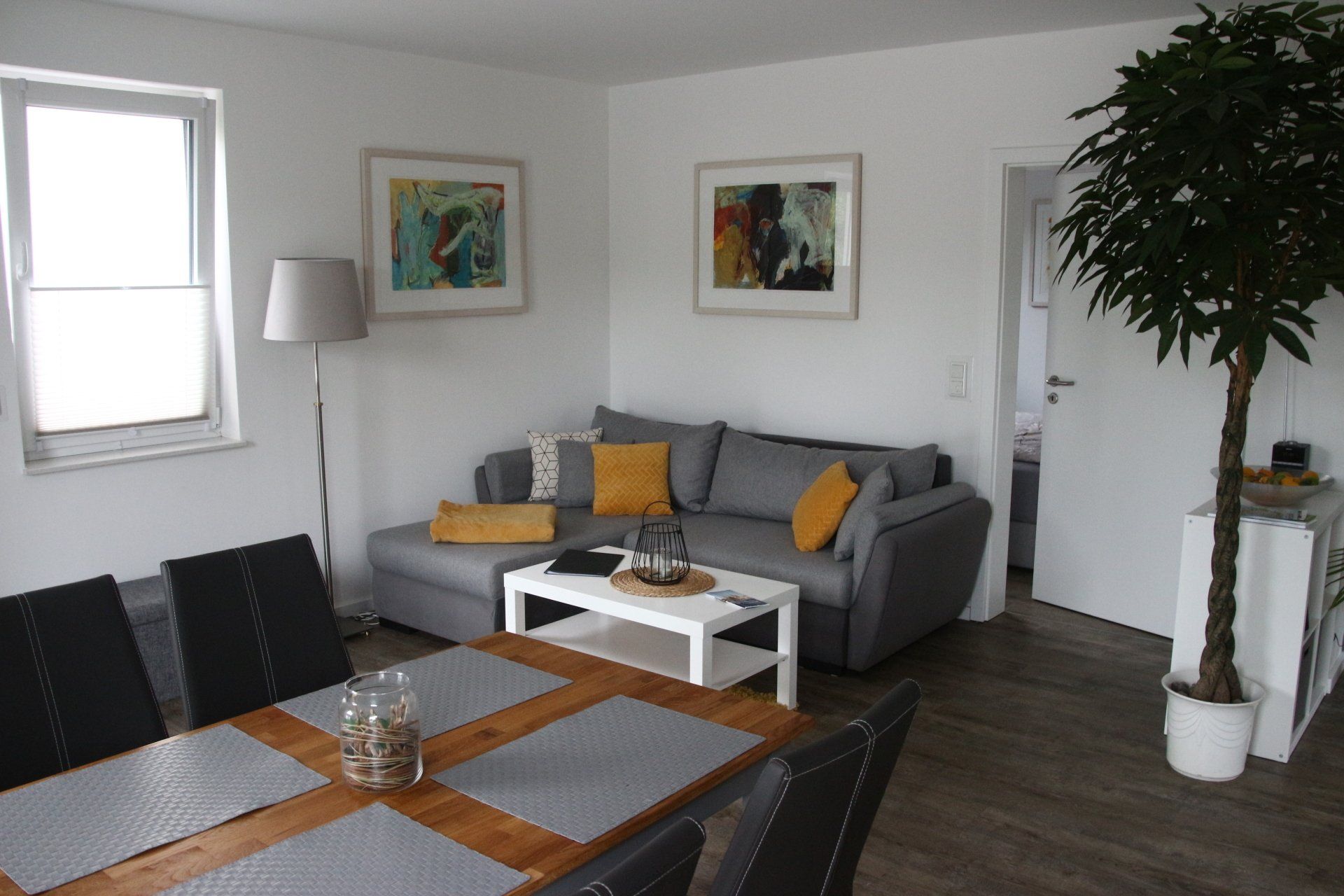 Ein Wohnzimmer mit Couch, Tisch und Stühlen