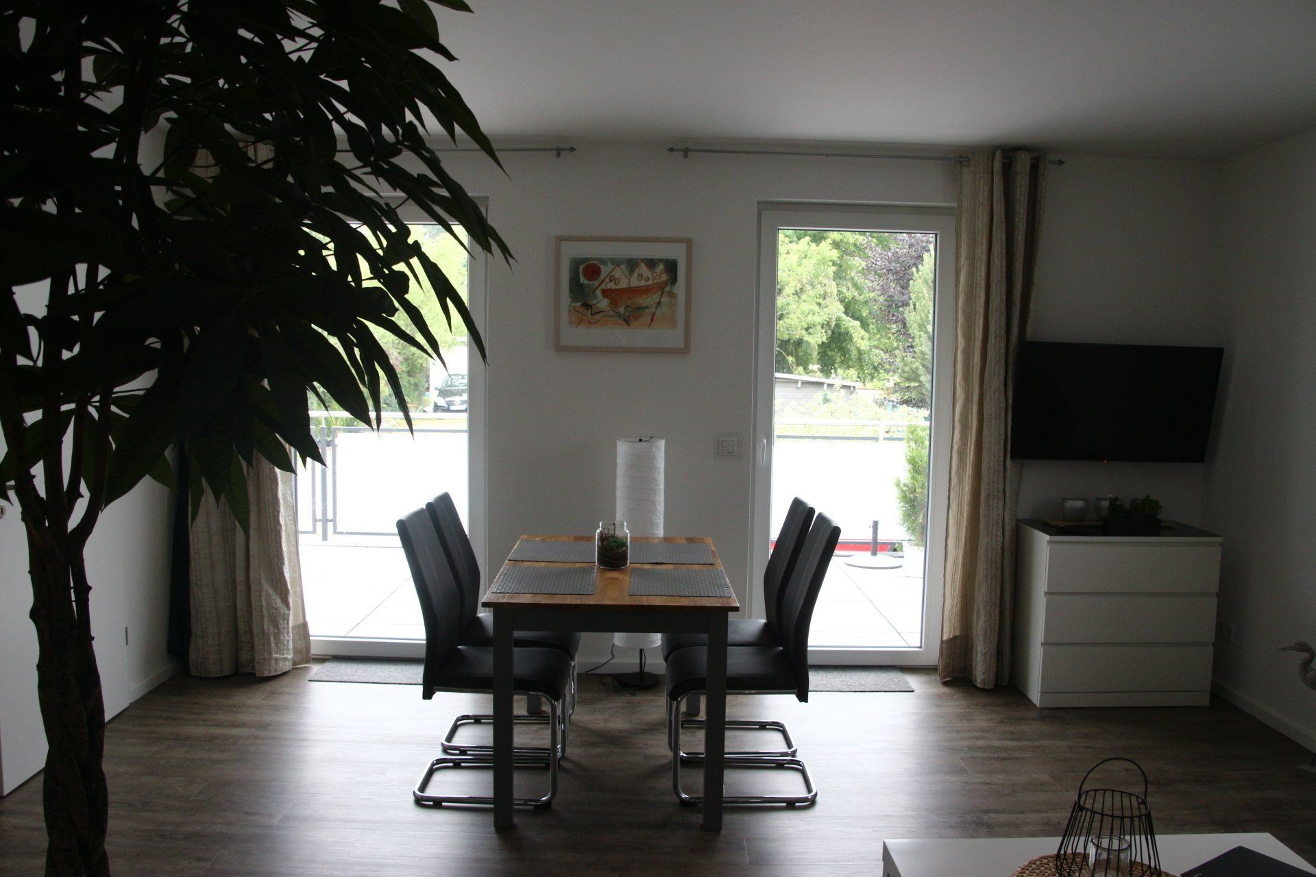 Ein Wohnzimmer mit Esstisch und Stühlen